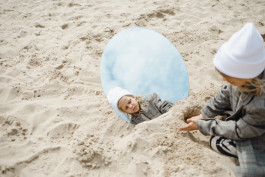 Femme de Marin Shooting Kids