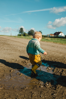 Reportagefotografie Kind Junge in Matsch