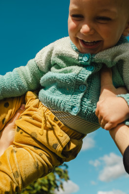 Kinderporträt Junge lachend